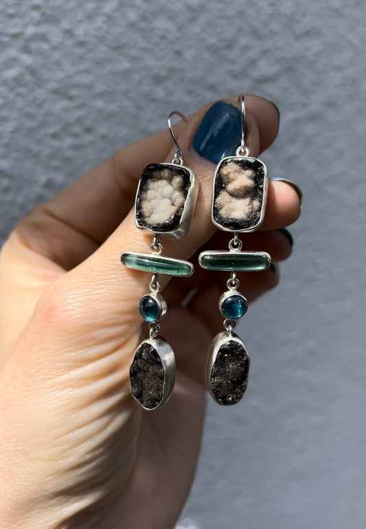 Druzy, tourmalina and kyanite pair of earrings