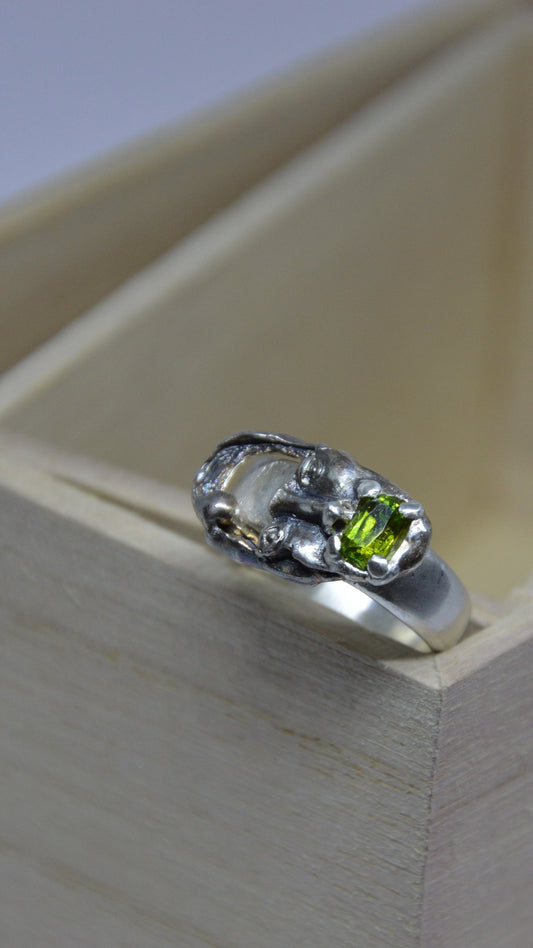 Face ring with a faceted stone